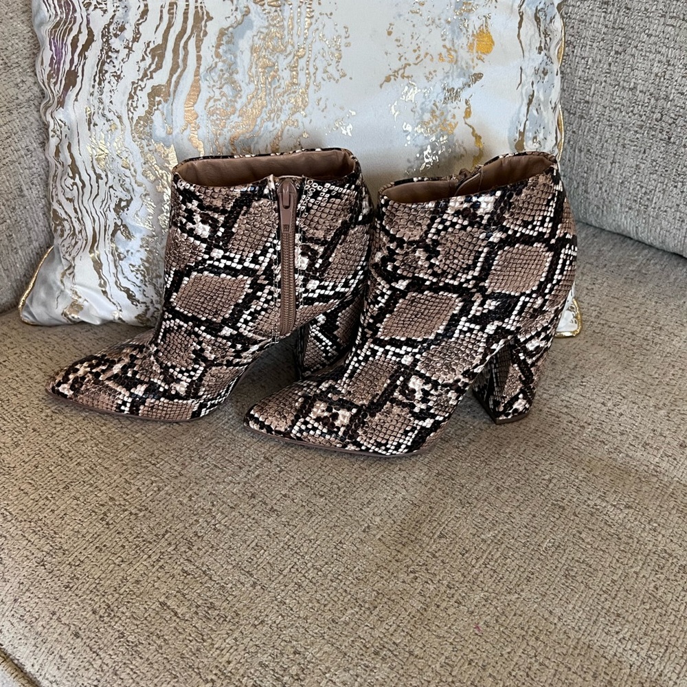 Shoe Dazzle reptile side zip booties size 6